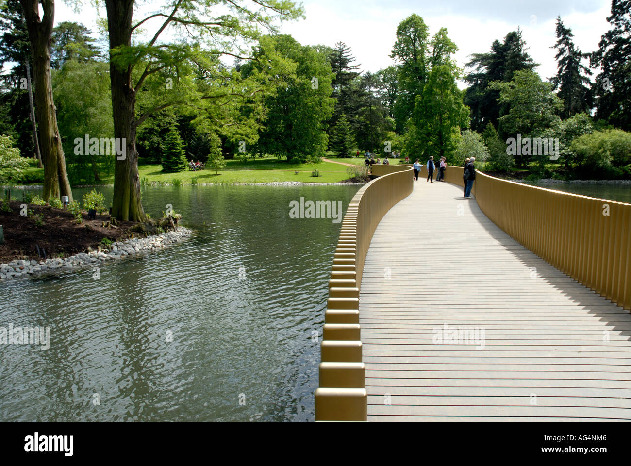 Vista di Sackler attraversando ponte sopra il lago Royal Botanic Gardens di Kew Richmond Surrey in Inghilterra La Gran Bretagna UK Europa UE Foto Stock