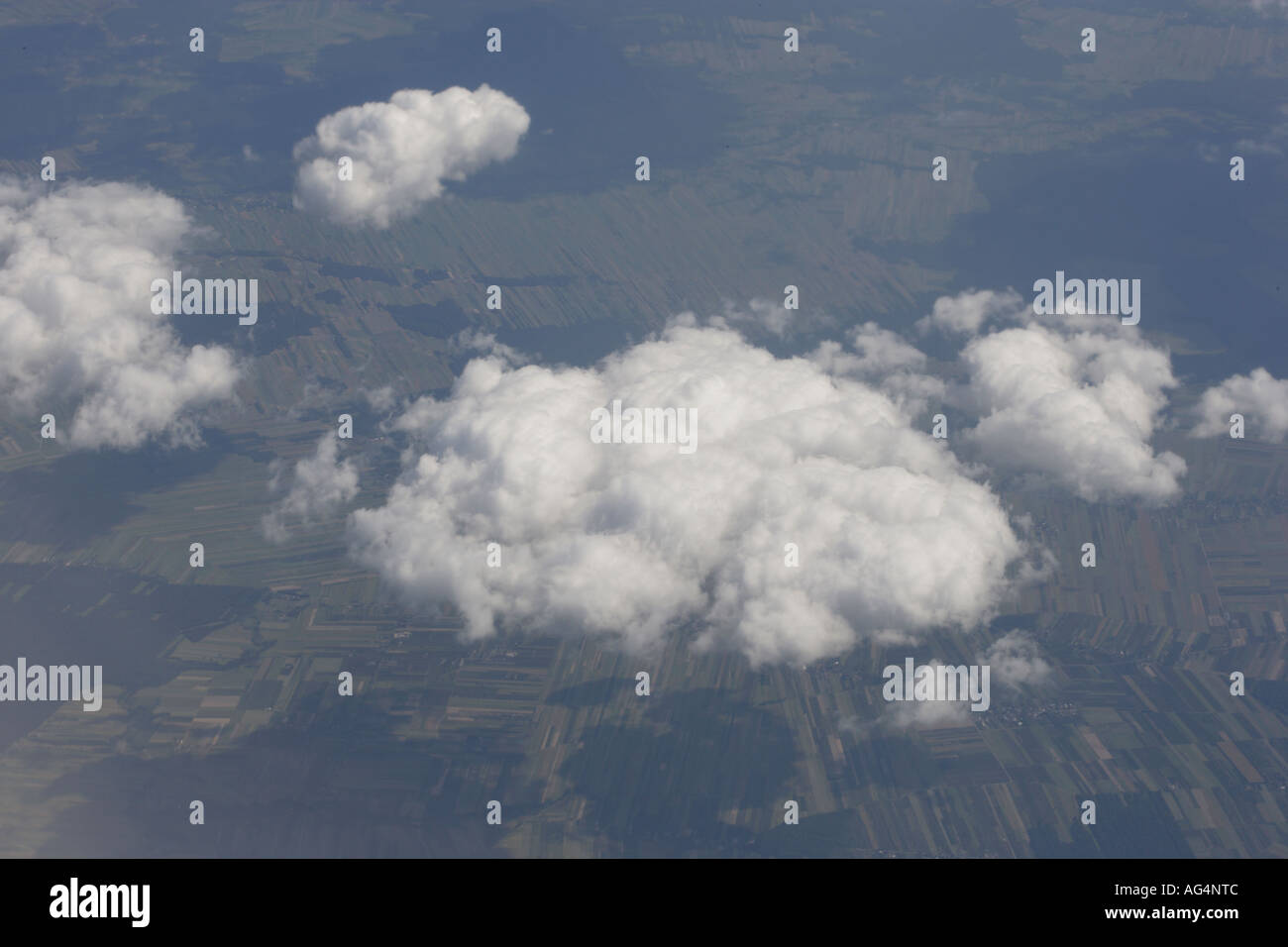 Vista da un aereo di nuvole e il paesaggio agricolo al di sotto di Foto Stock