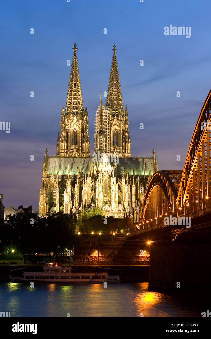 Germania Nord Reno Westfalia Colonia la cattedrale di Colonia e il ponte di Hohenzollern di notte Foto Stock