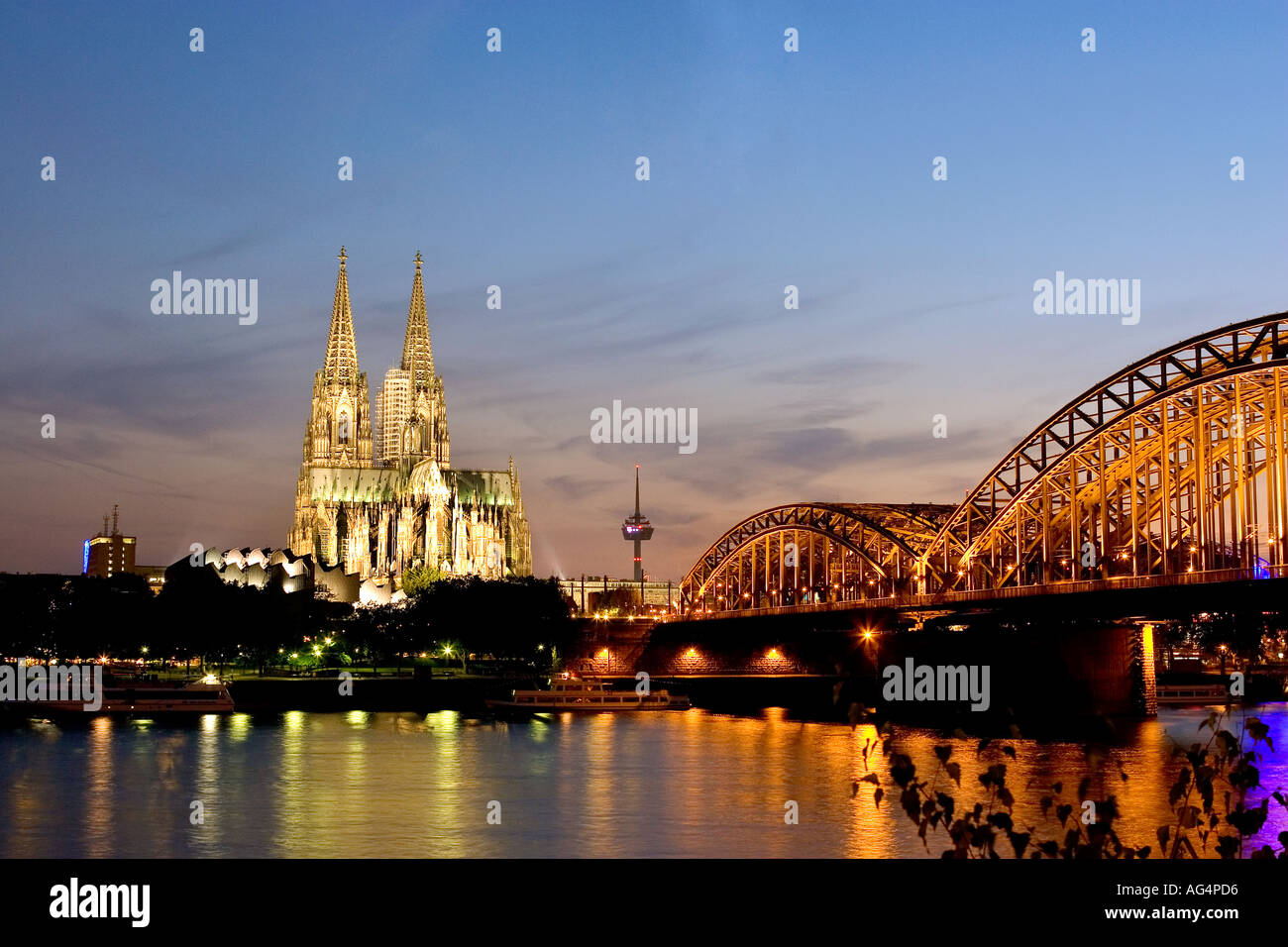 Germania Nord Reno Westfalia Colonia la cattedrale di Colonia e il ponte di Hohenzollern di notte Foto Stock