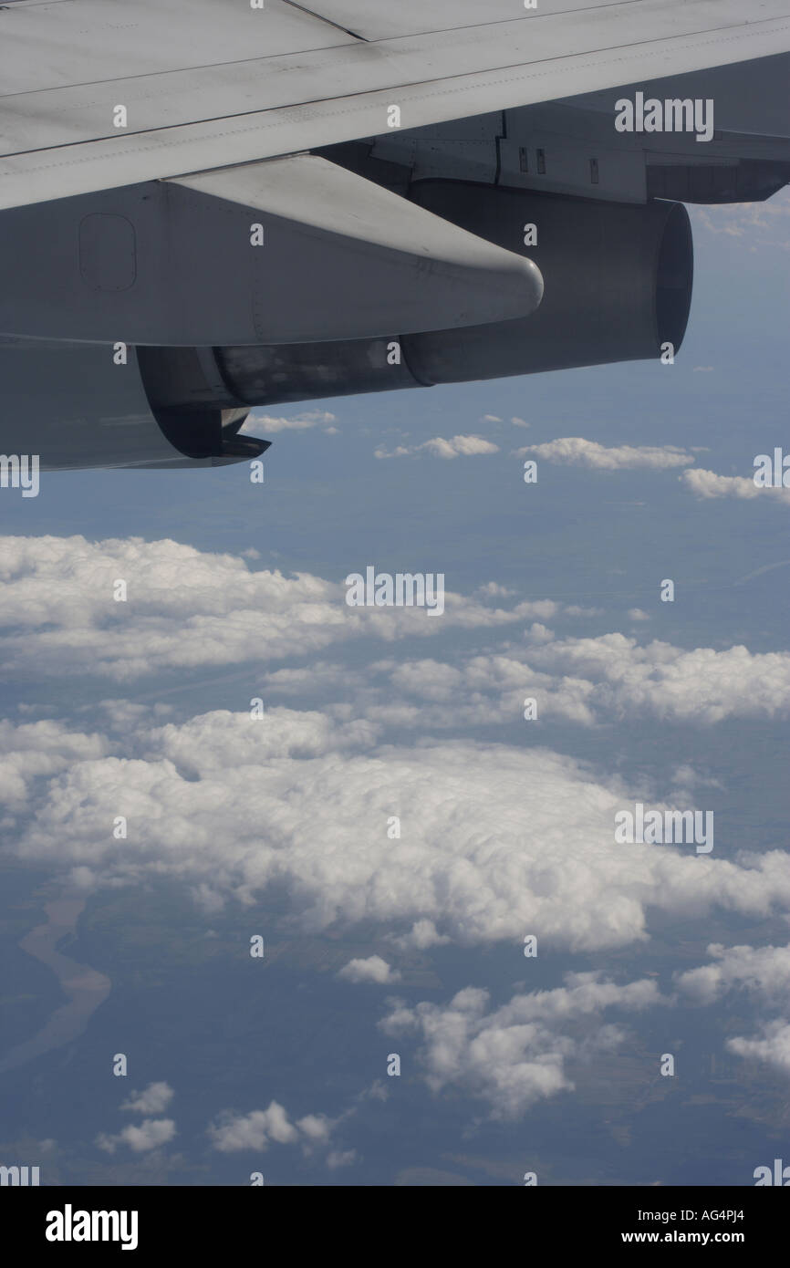 Vista da un aereo di nuvole e il paesaggio agricolo al di sotto di Foto Stock