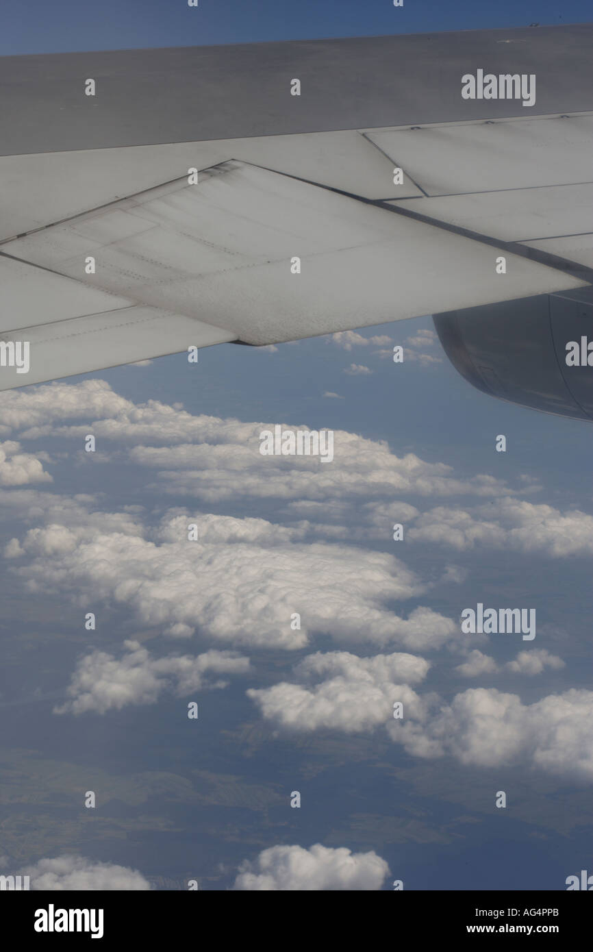 Vista da un aereo di nuvole e il paesaggio agricolo al di sotto di Foto Stock