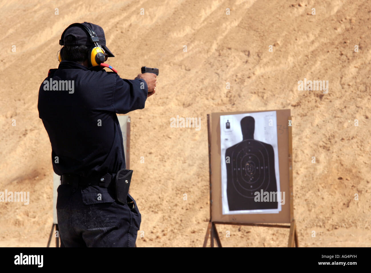 Cop iracheno sulla pratica di ripresa Foto Stock