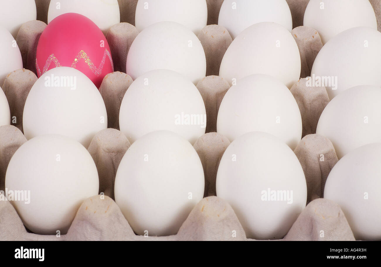 Uovo di Pasqua in una confezione di uova Foto Stock