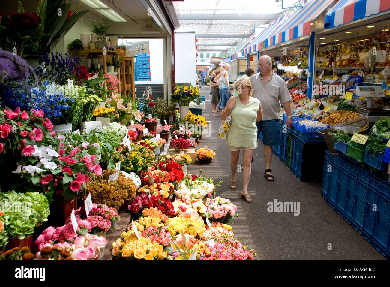Germania Nord Reno Westfalia Dusseldorf frutta ortaggi e il mercato dei fiori in Altstadt Old Town Foto Stock