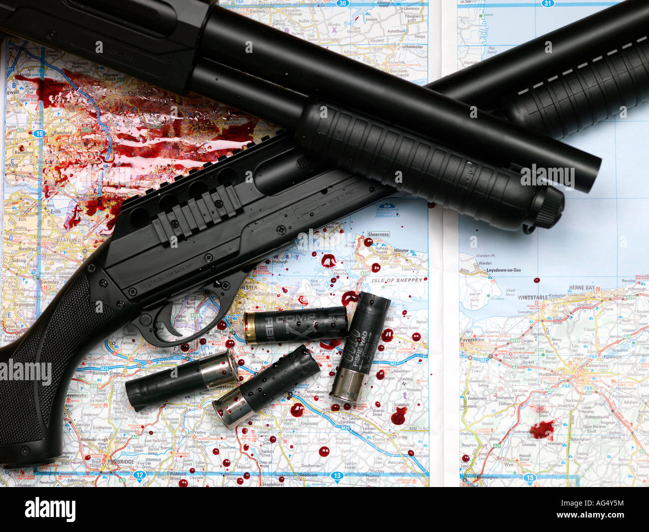 Due pompa fucili con cartucce o un sangue Mappa imbevuto con nessun popolo che indica la caduta di numero di polizia e aumento della criminalità violenta le tariffe Foto Stock