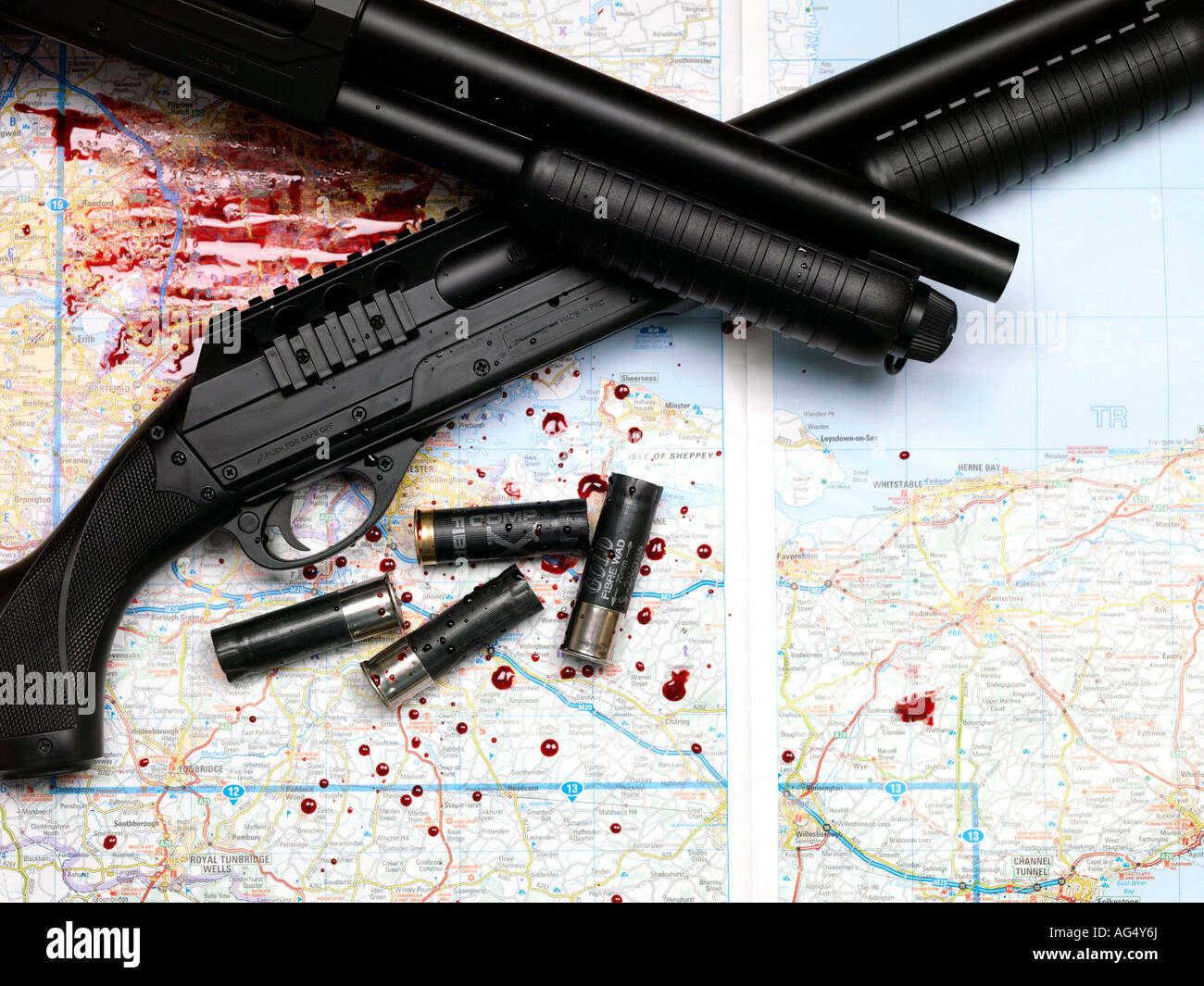 Due pompa fucili con cartucce o un sangue Mappa imbevuto con nessun popolo che indica la caduta di numero di polizia e aumento della criminalità violenta le tariffe Foto Stock