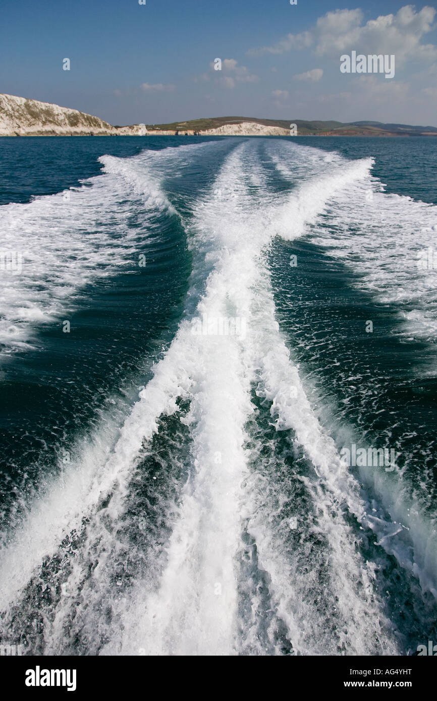 Svegliati o lavare causato da powerboat nel canale in inglese Foto Stock