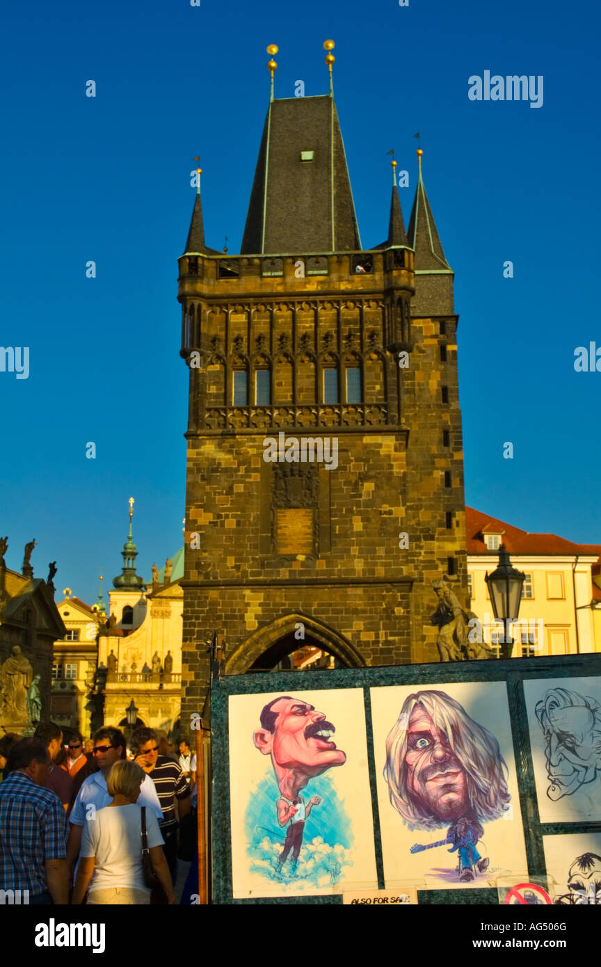 Stare Mesto torre del ponte con la caricatura di disegni sul Ponte Carlo a Praga Repubblica Ceca UE Foto Stock