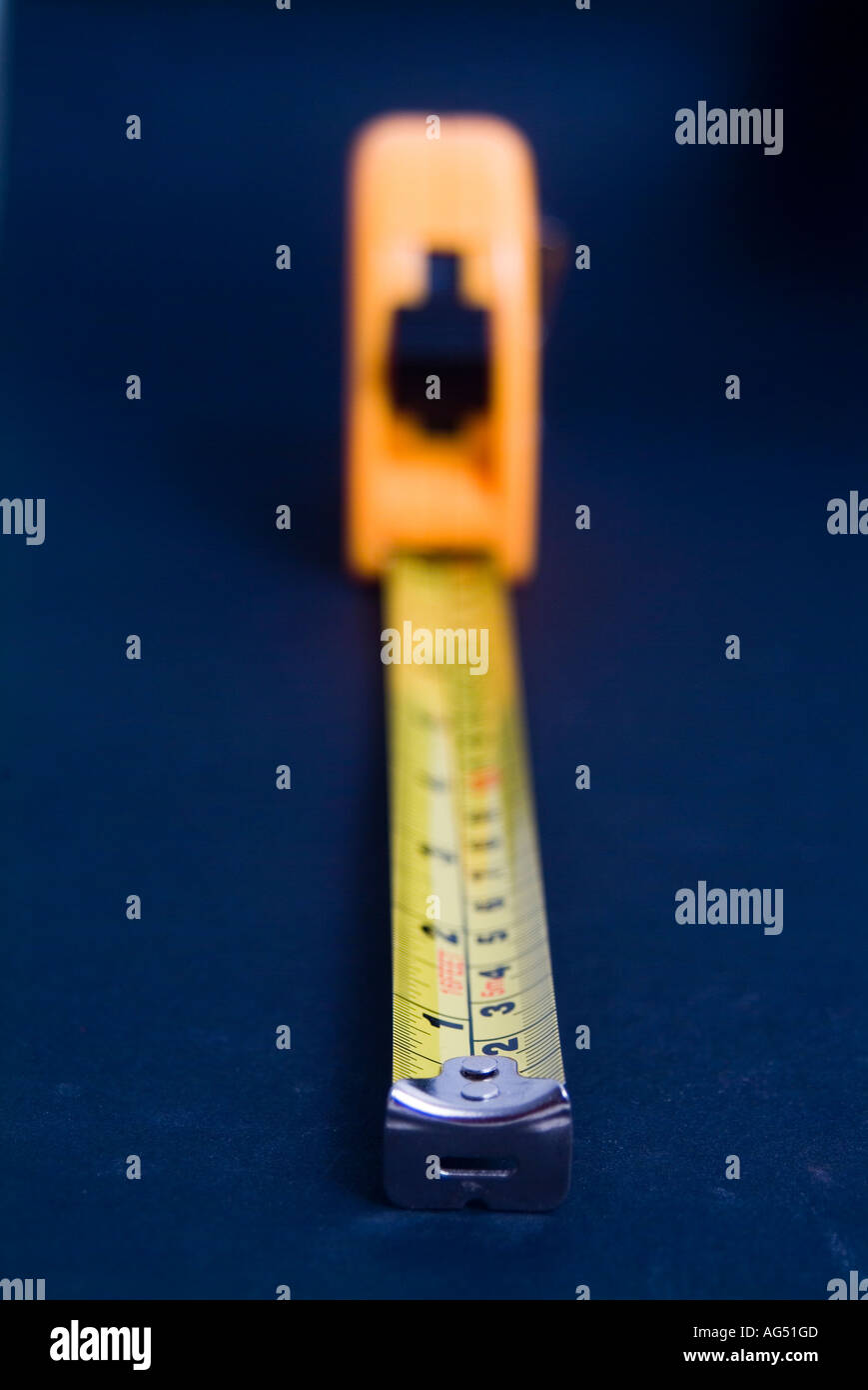 Un nastro in acciaio misura in pollici e centimetri Foto Stock