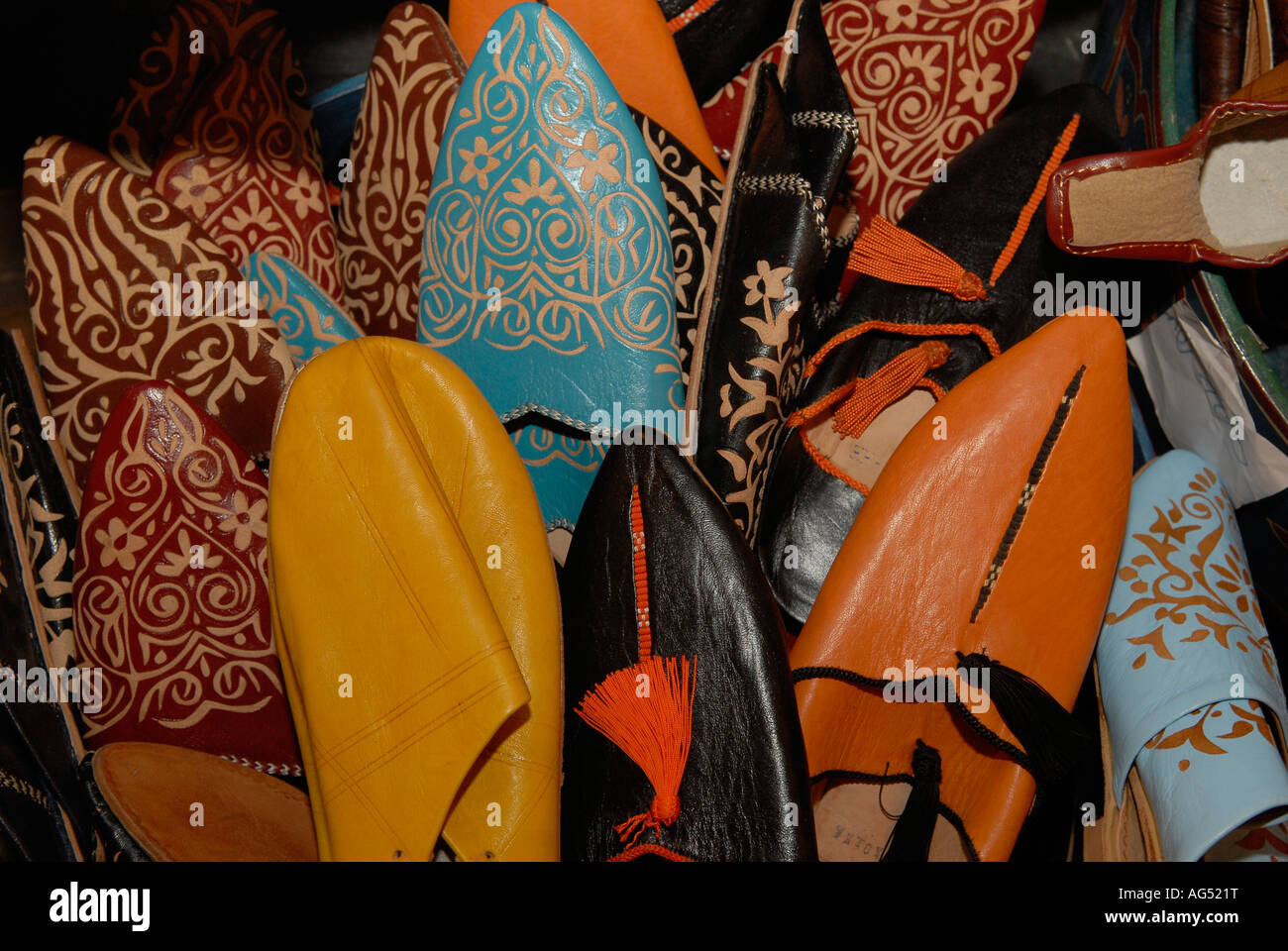 Cuoio marocchino applique pantofola scarpe con punta in vendita presso il mercato in Marocco Foto Stock