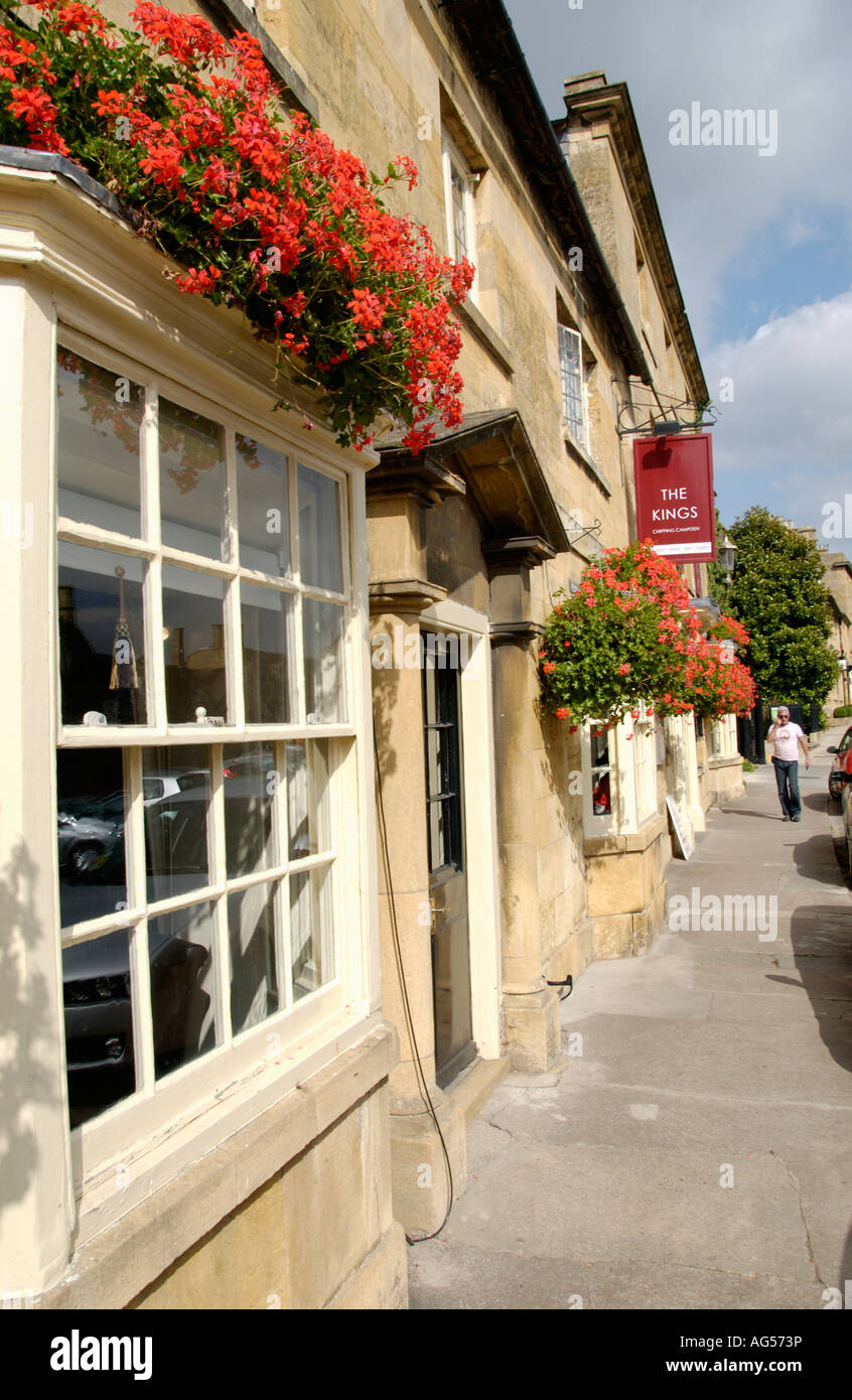 Vista di locali commerciali in villaggio Costwold di Chipping Campden Gloucestershire England Regno Unito Foto Stock