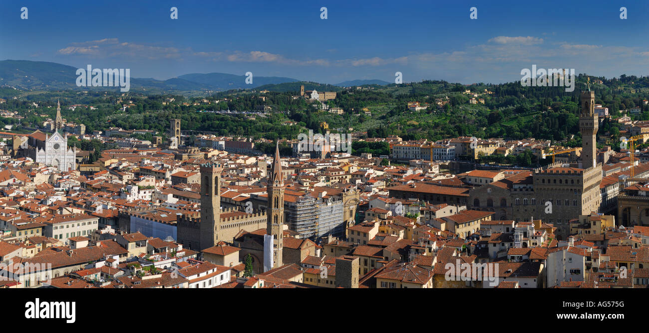 Panorama di vista aerea di Firenze del Sud dal Campanile torre campanaria di Santa Maria del Fiore Basilica Cattedrale Toscana Italia Foto Stock