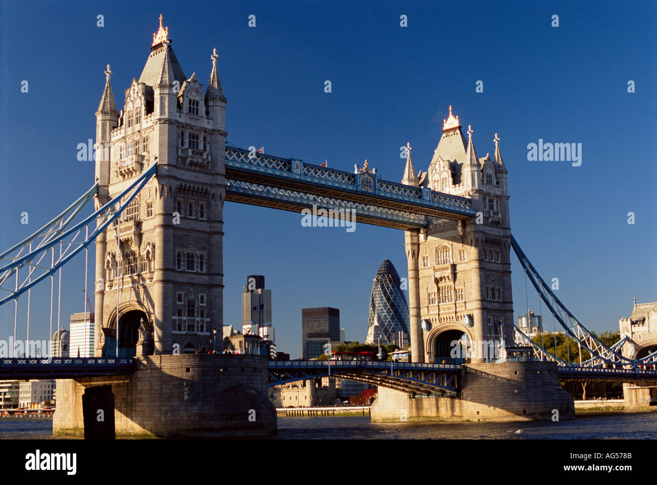 Regno Unito Londra La City Tower Bridge grattacieli della città Foto Stock