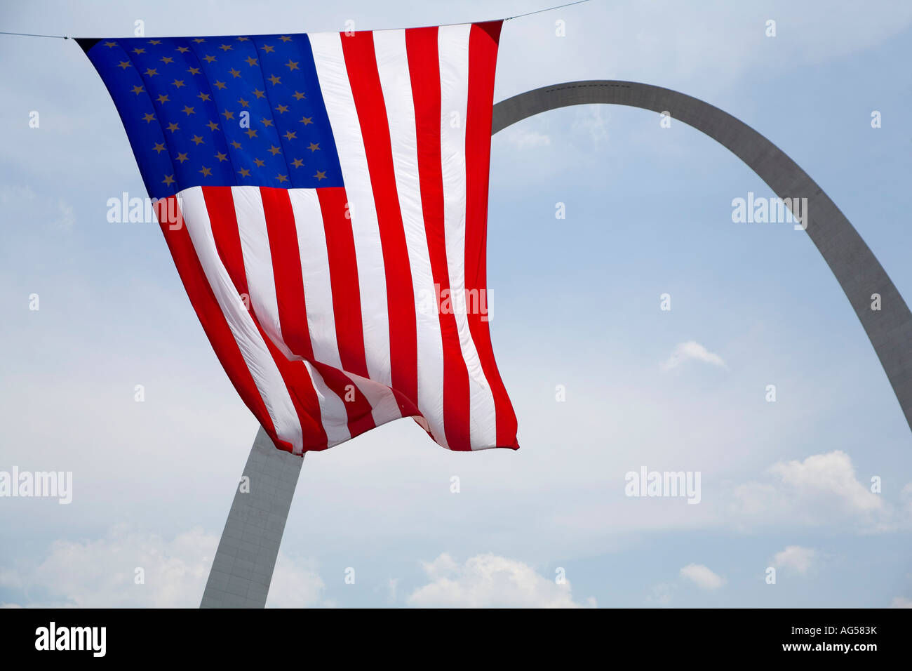 Quarto di luglio del Gateway Arch con bandiera americana a St Louis, Missouri Foto Stock