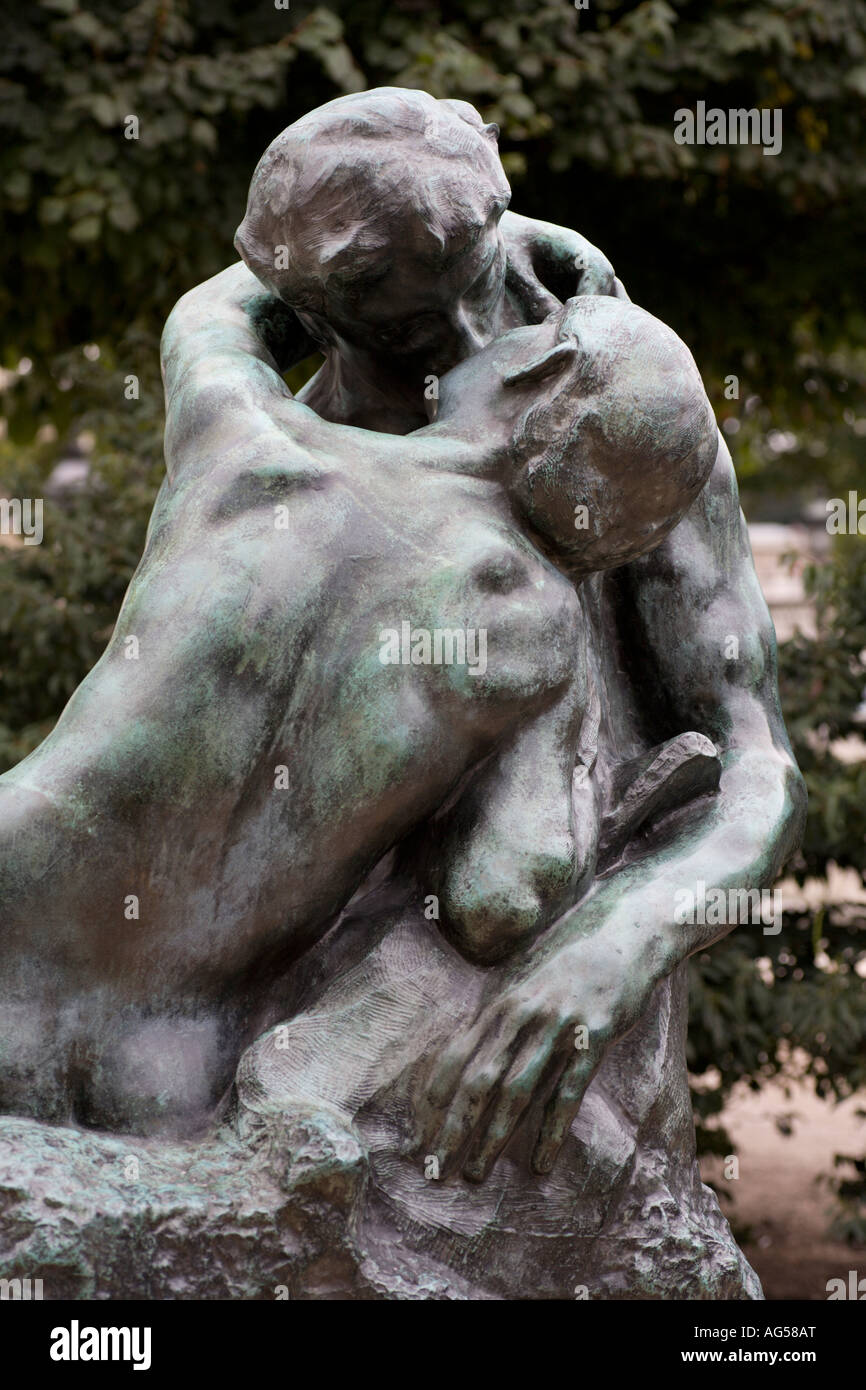 Il Bacio della statua di Rodin sul display vicino a Museo Orangerie Parigi  Francia Foto stock - Alamy