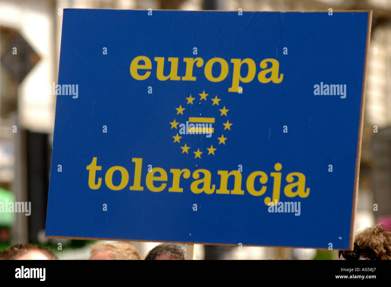 Europe Tolerance flag alla Gay Pride Parade 2006 di Varsavia, Polonia. Segno blu con testo giallo e stelle UE simbolo di uguaglianza. Foto Stock