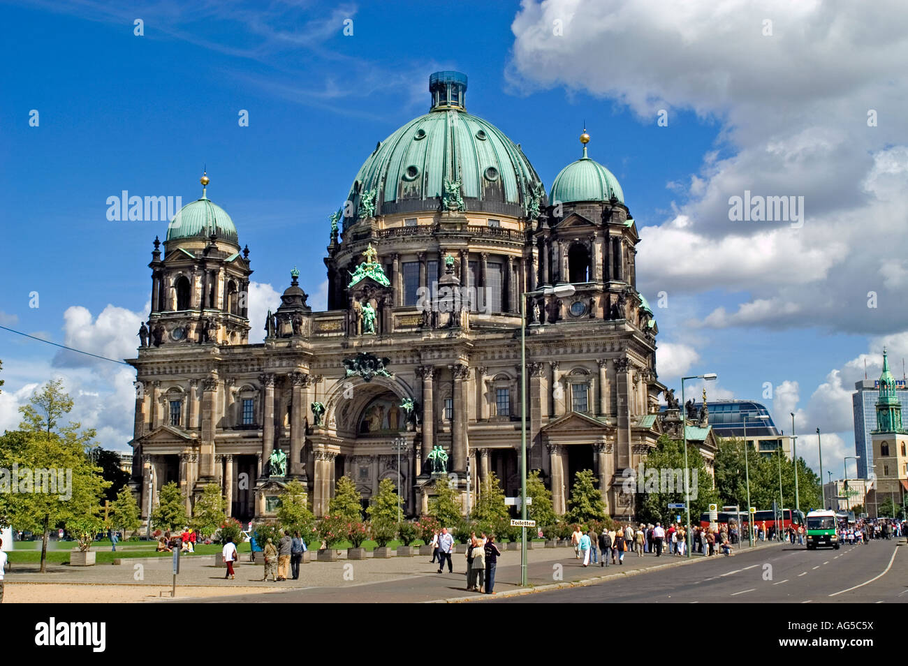 Berliner Dom ( Cattedrale ) di fronte parco Lustgarten in background Fernsehturm TV La Torre della Televisione Mitte Berlino Germania Foto Stock