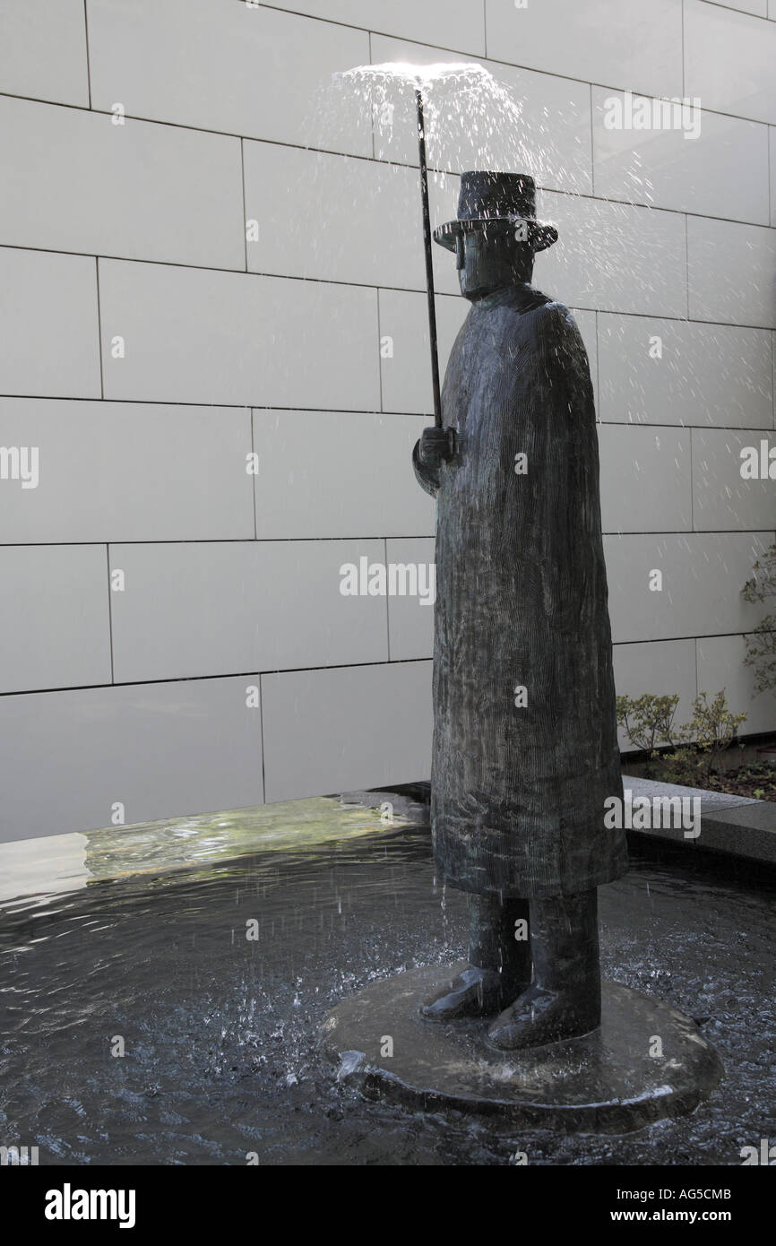 Statua di Uomo con ombrello fontana Foto Stock