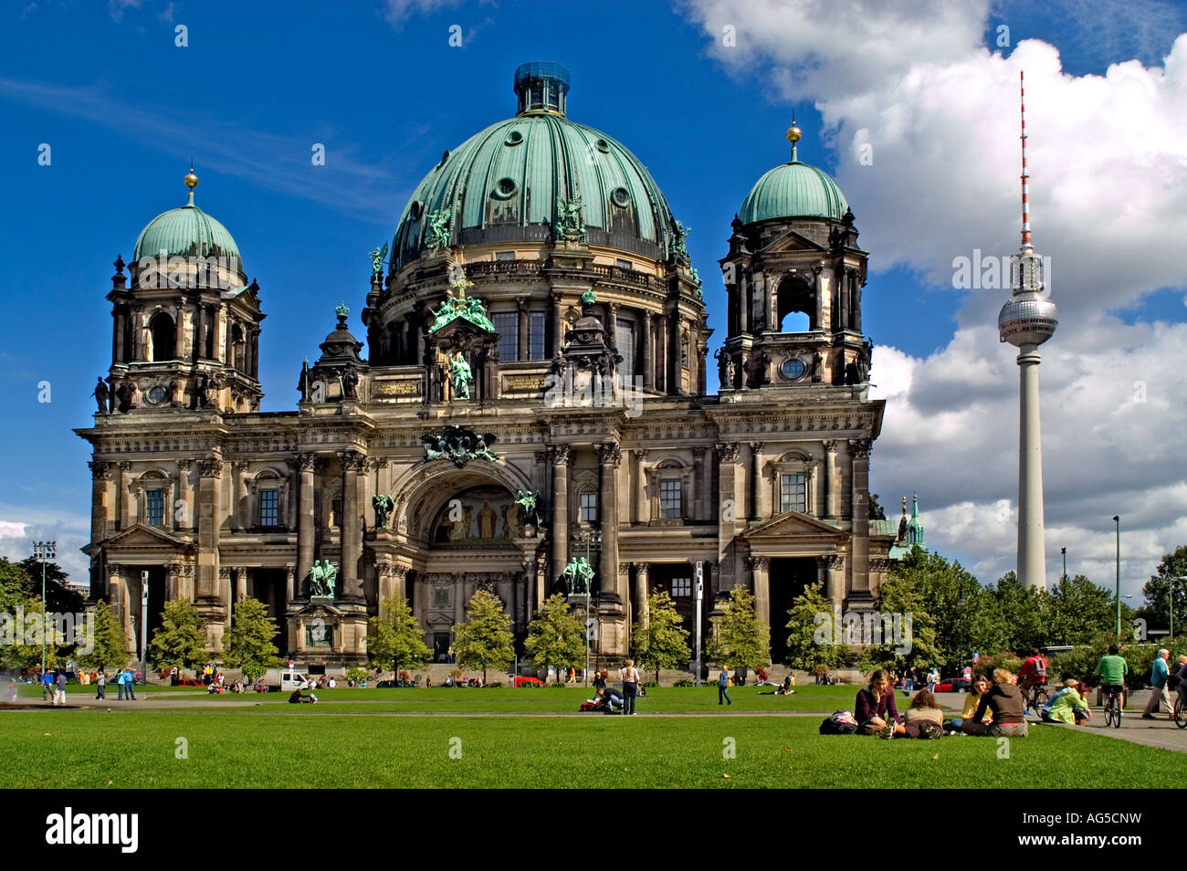 Berliner Dom ( Cattedrale ) di fronte parco Lustgarten in background Fernsehturm TV La Torre della Televisione Mitte Berlino Germania Berli Foto Stock