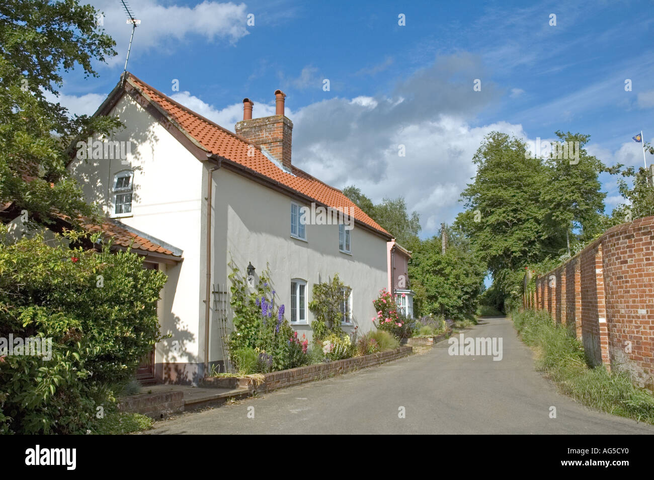 White cottage situato sulla strada fuori Bromeswell Inghilterra Suffolk REGNO UNITO Foto Stock