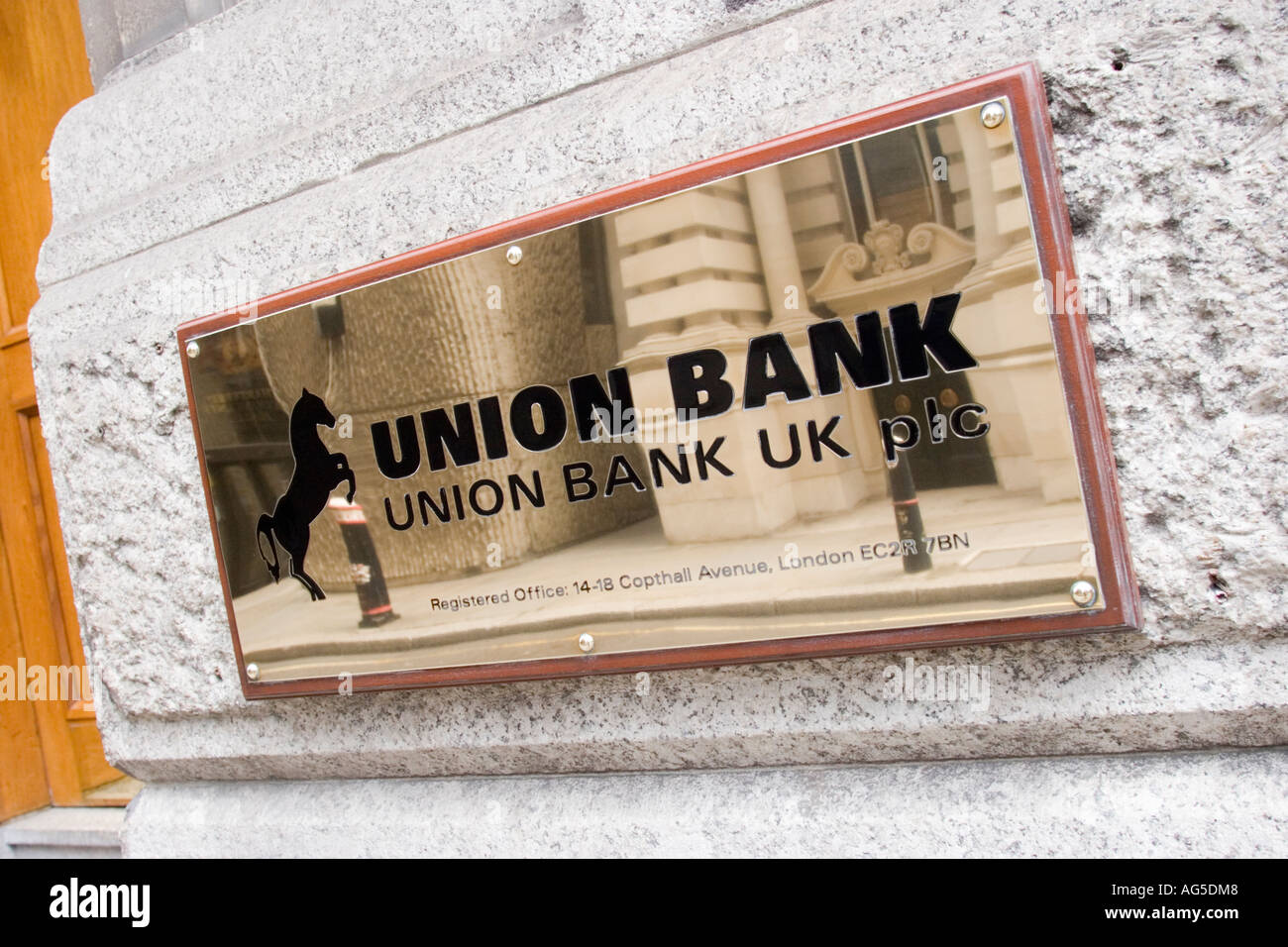 Union Bank UK plc lastra di ottone al di fuori degli uffici in Copthall Avenue nella città di Londra GB UK Foto Stock