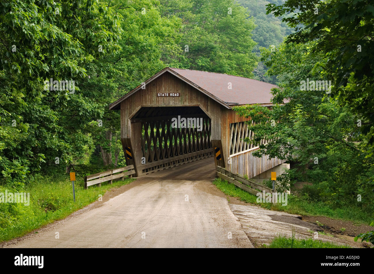 Strada Statale Ponte Coperto Spanning Conneaut Creek Ashtabula County Ohio Foto Stock