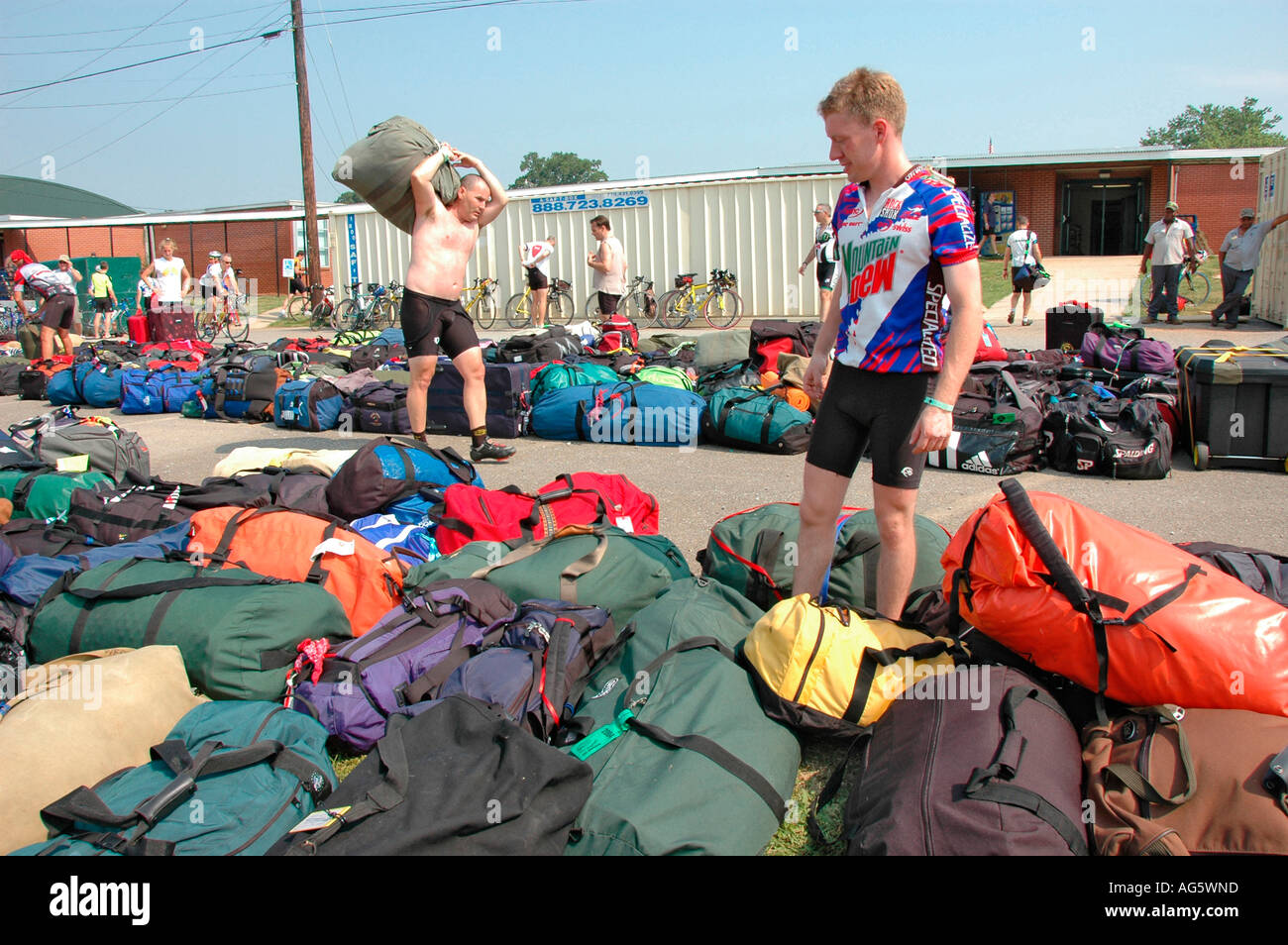 I ciclisti di fondo in tour trovano i bagagli alla fine della giornata su 2800 borse BRAG 2006 Georgia Tate bicicletta non-racing Foto Stock