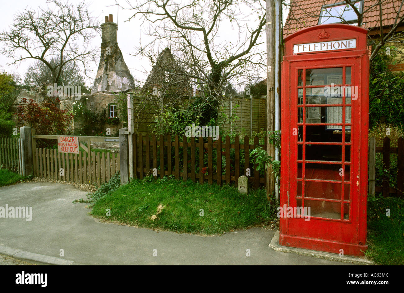 Cambridgeshire poco Wilbraham K6 casella Telefono e cottage abbandonati Foto Stock