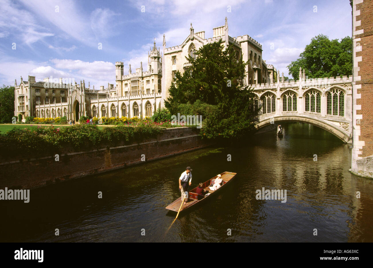 Cambridgeshire Cambridge St Johns College il Ponte dei Sospiri oltre il fiume Cam Foto Stock
