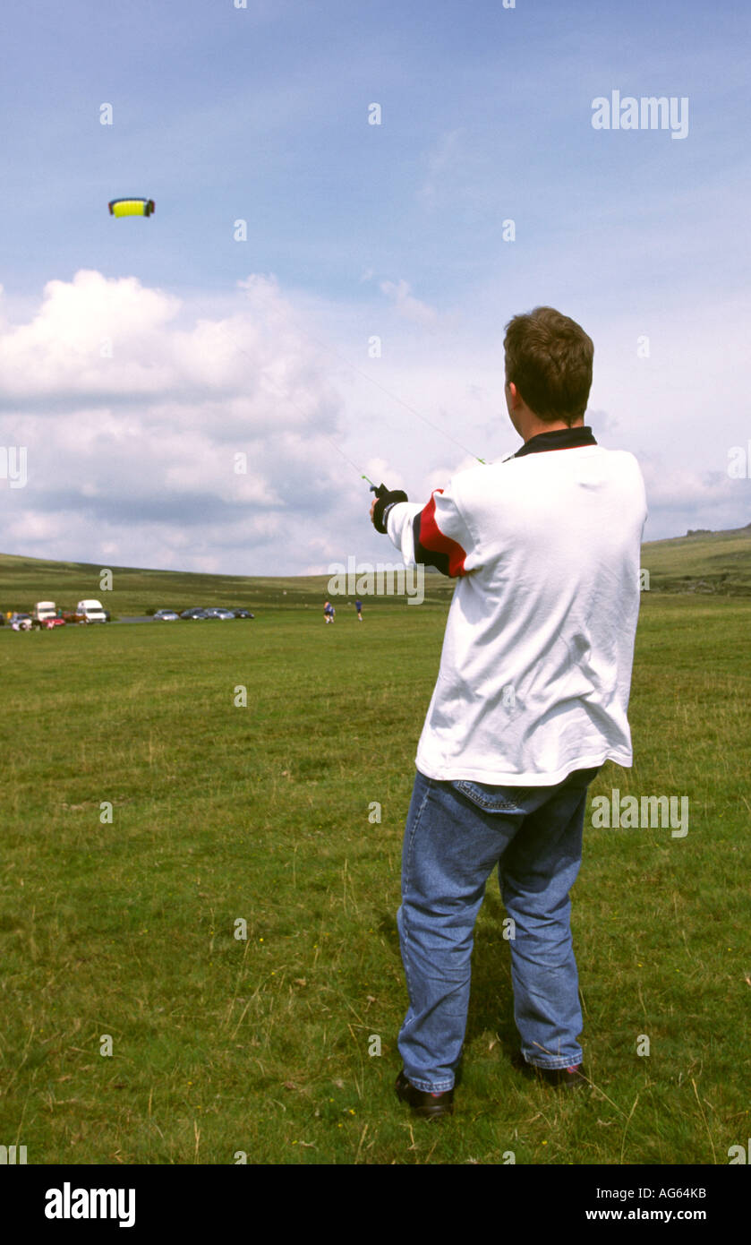 Devon Dartmoor Barn Hill uomo battenti grandi kite Foto Stock