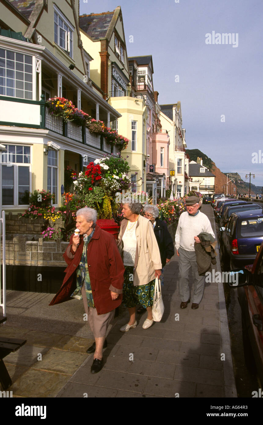 Devon Sidmouth visitatori sulla spianata Foto Stock