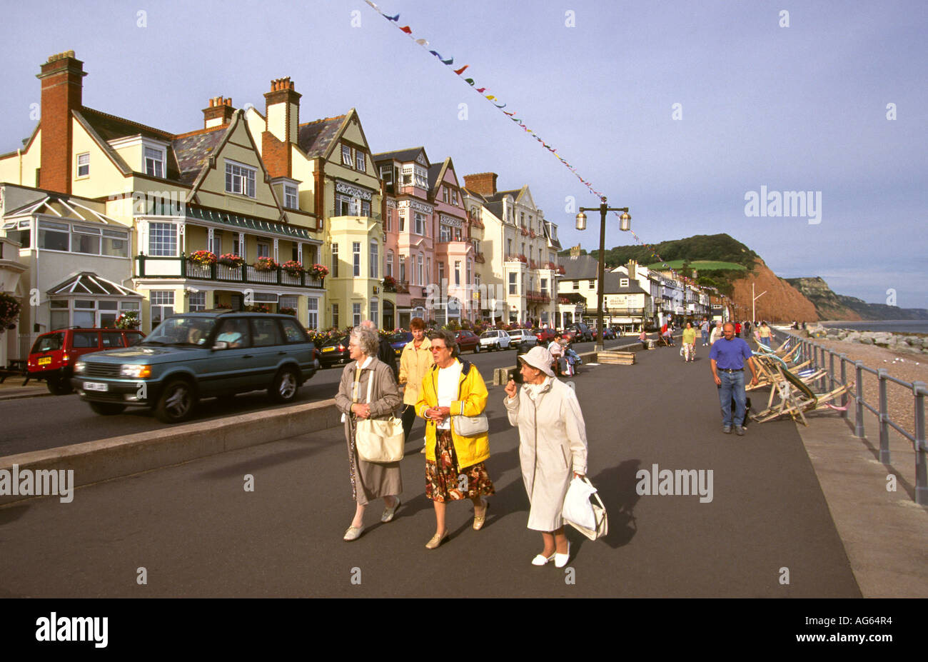 Devon Sidmouth visitatori sul lungomare Foto Stock