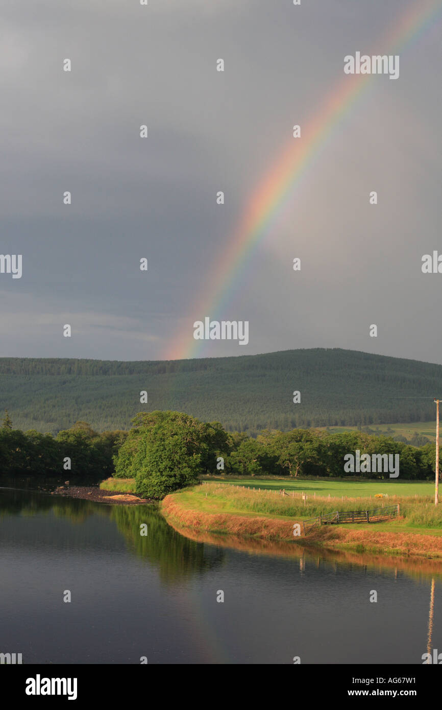 Rainbow e pioggia nuvole sopra Crowdale Speyside Scotland Regno Unito Foto Stock