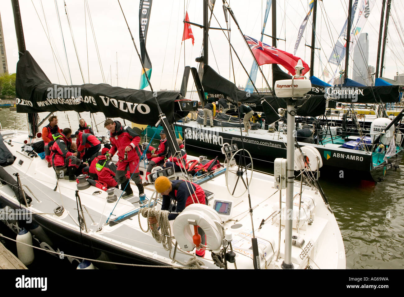 Volvo Ocean Race yacht ormeggiati nel North Cove in New York City USA Maggio 2006 Foto Stock