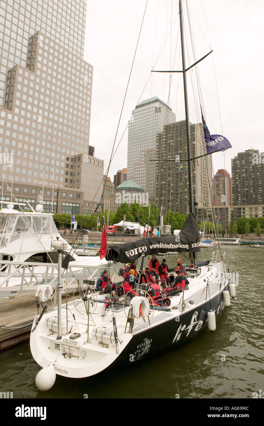 Volvo Ocean Race yacht ormeggiati nel North Cove in New York City USA Maggio 2006 Foto Stock