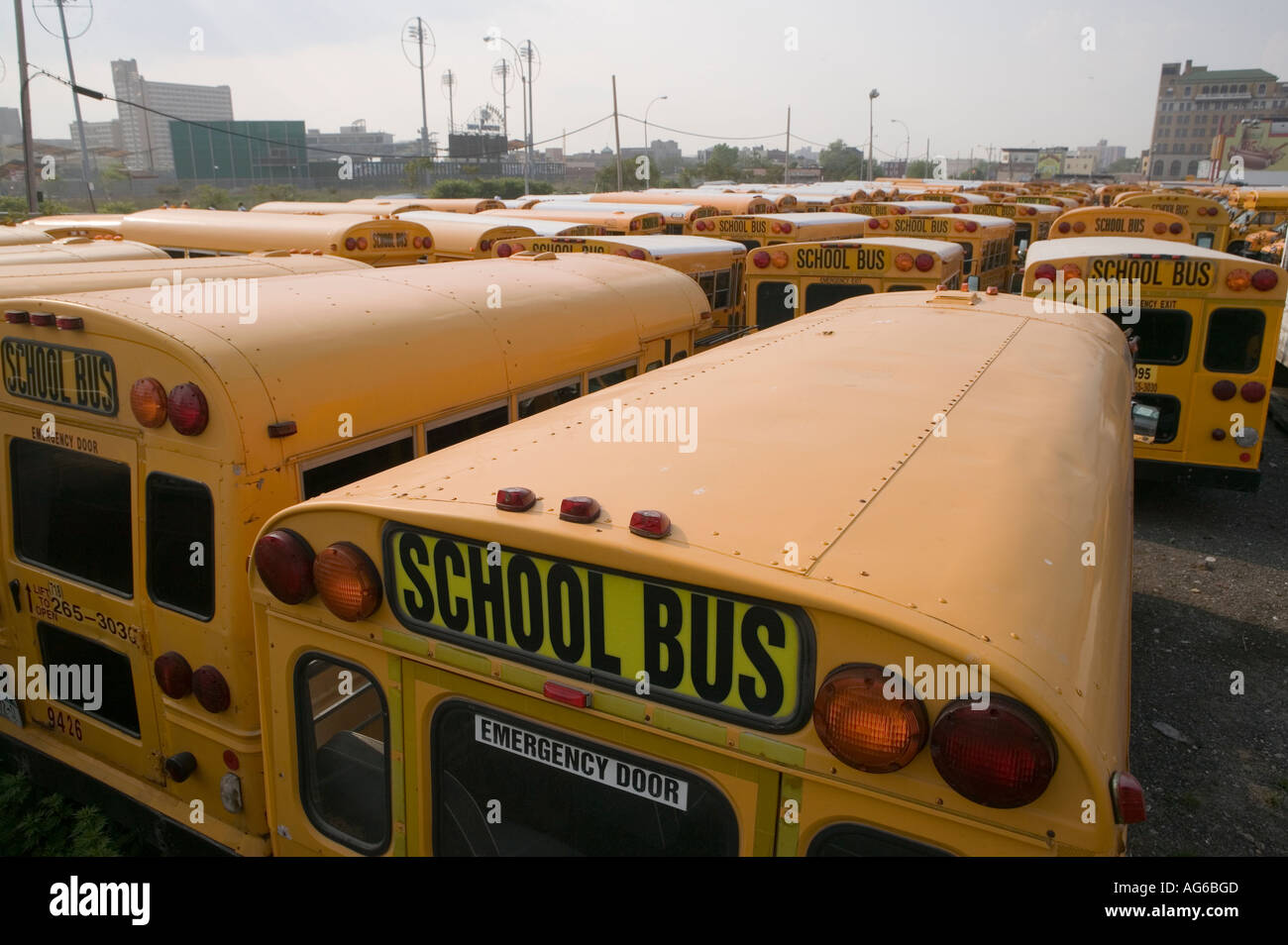 Classic American yellow scuolabus parcheggiato di Brooklyn a New York City USA Maggio 2006 Foto Stock