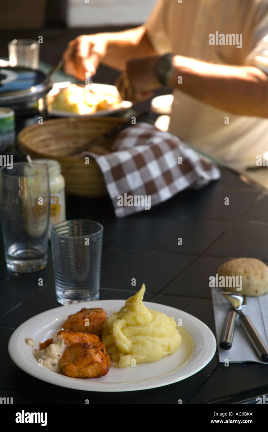 Un pasto a base di salmone alla griglia e purea di patate in estate in Finlandia UE Foto Stock