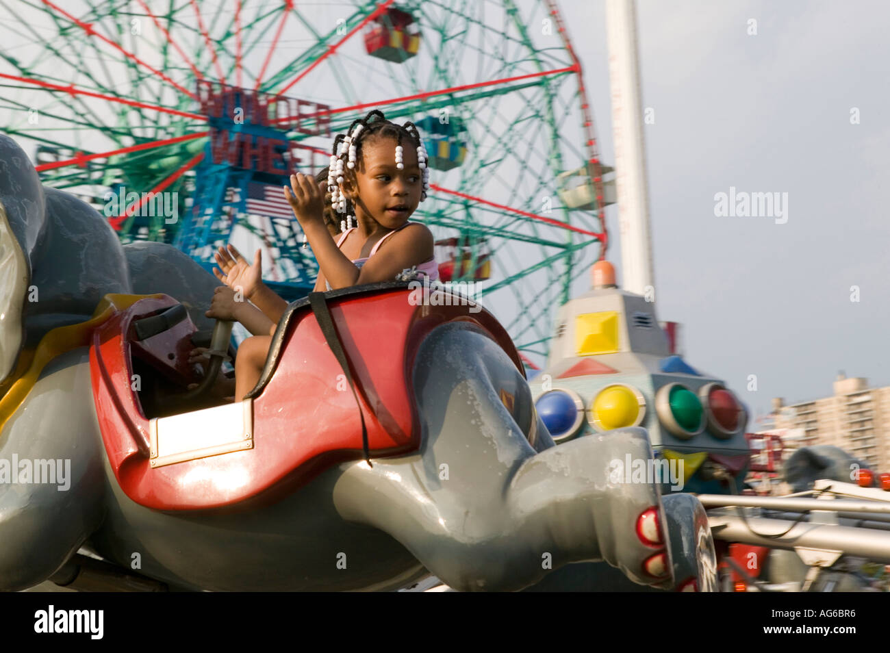 Ragazze godetevi una corsa su elefante a Coney Island in fiera a New York City USA Maggio 2006 Foto Stock