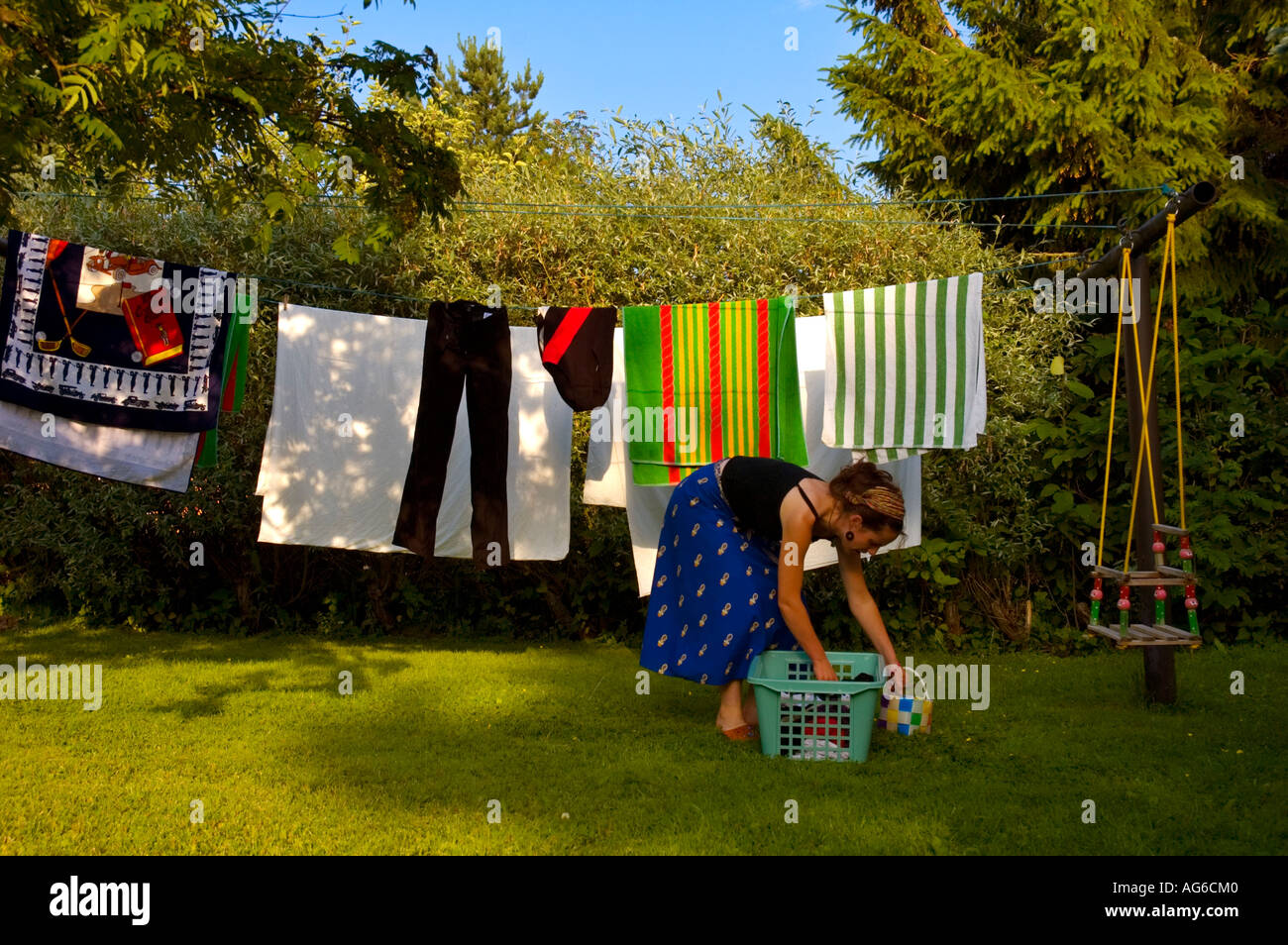 Giovane donna vestiti appesi su uno stendibiancheria in estate in Finlandia UE Foto Stock