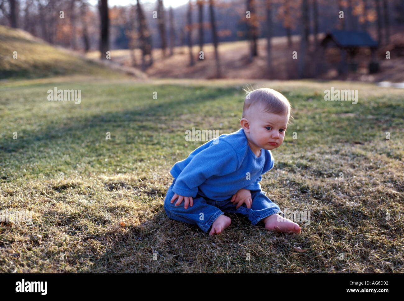 Un bambino gioca in erba Foto Stock