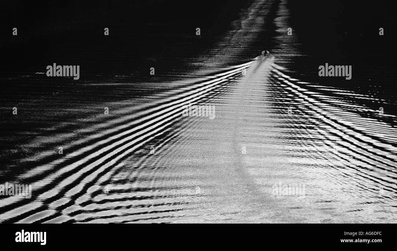 Riattivazione di una barca da pesca nelle prime ore del mattino il Geirangerfjord più e Romsdal Norvegia occidentale Europa Foto Stock