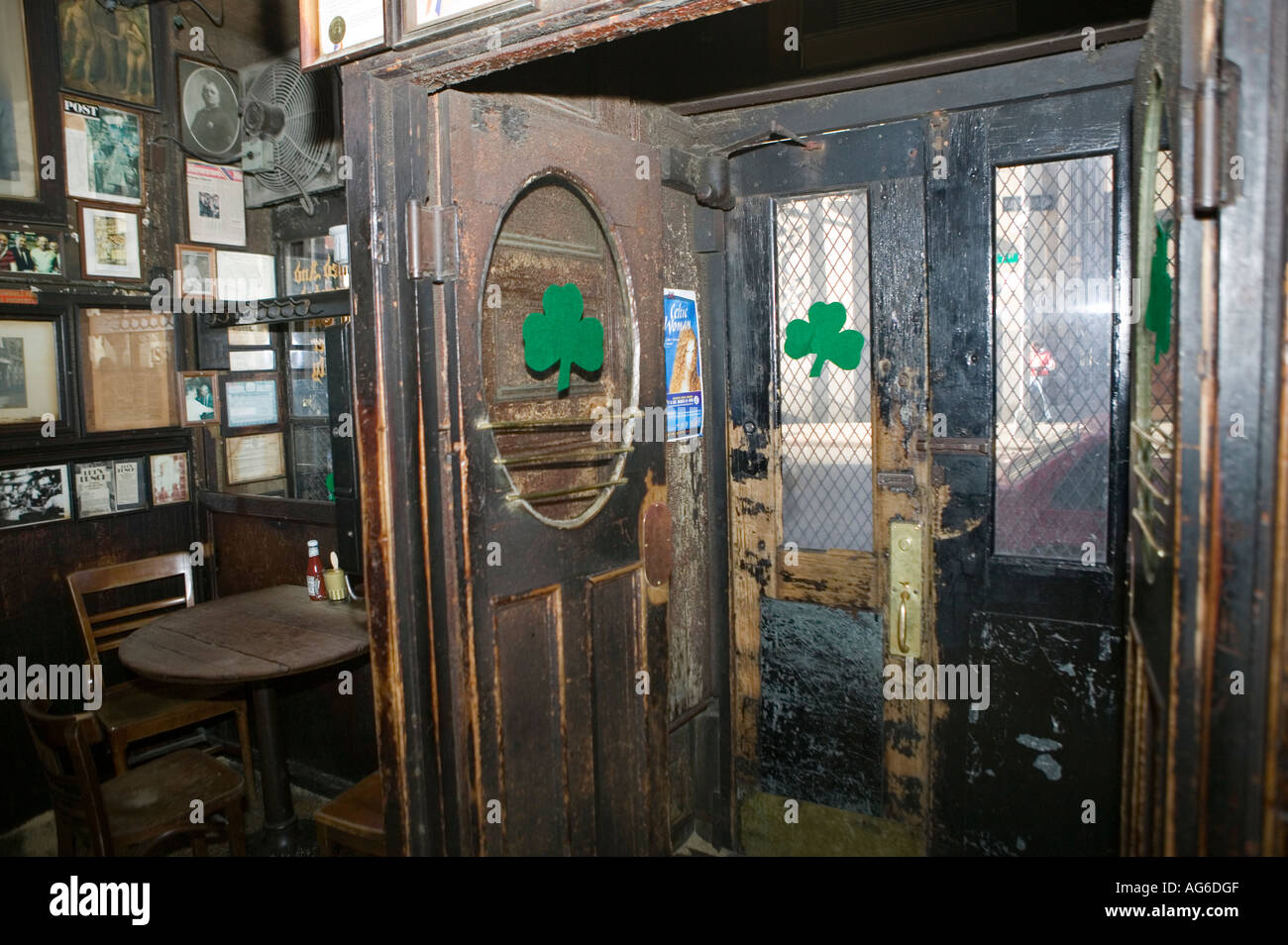 Vista dall'interno dell'entrata di McSorley s pub di New York City USA Marzo 2006 Foto Stock