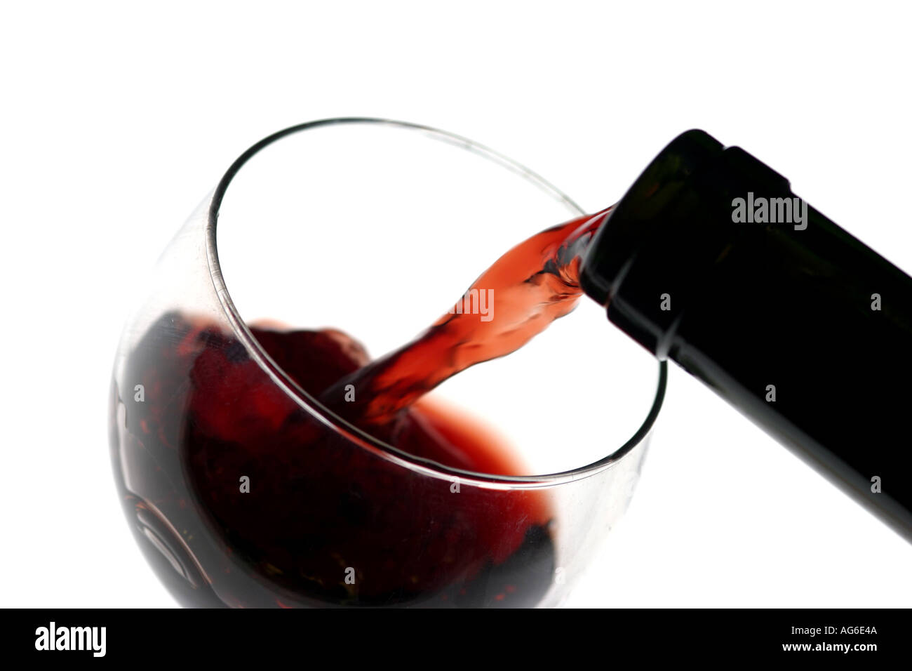Il vino rosso è versata in un bicchiere Foto Stock