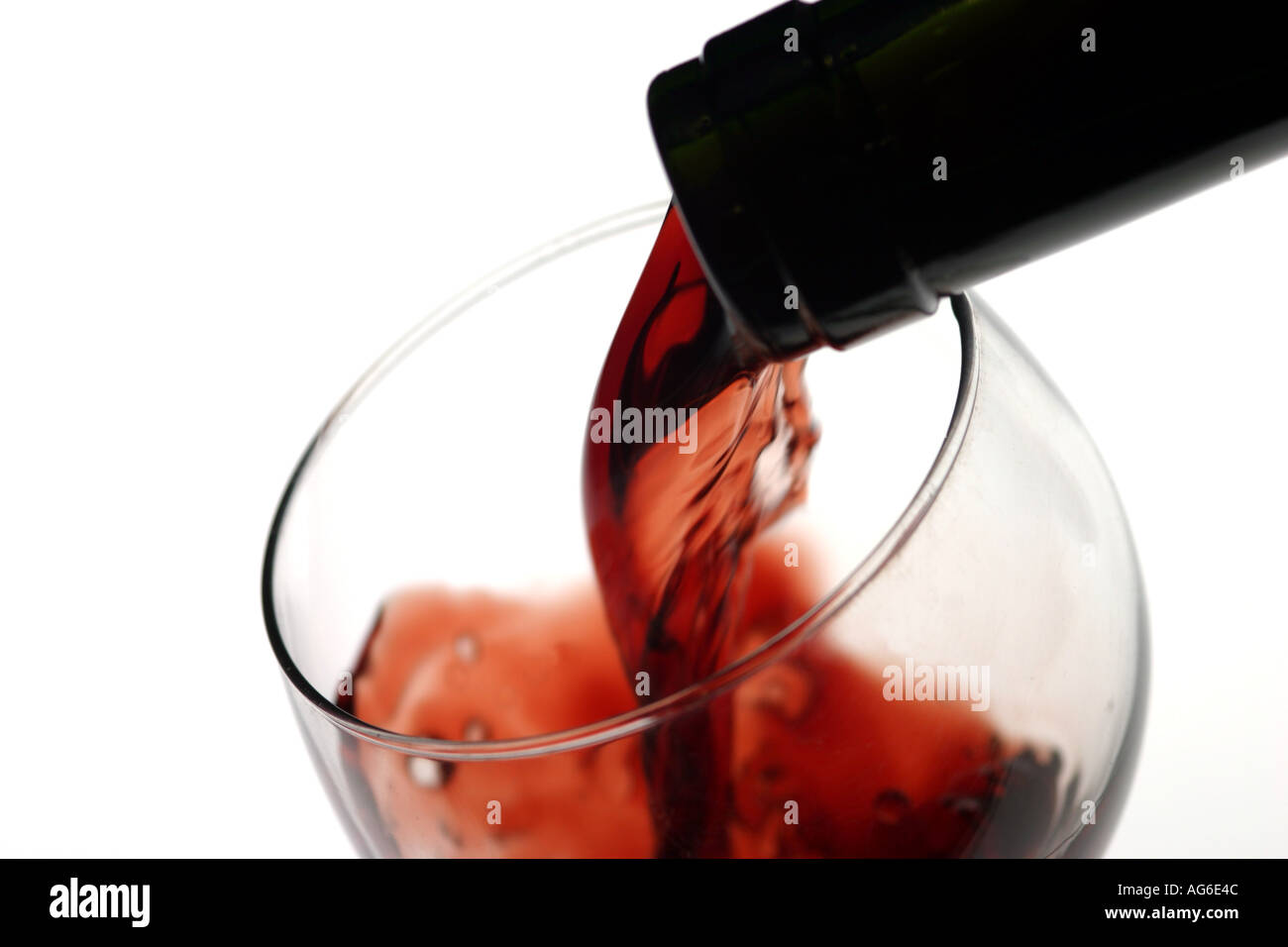 Il vino rosso è versata in un bicchiere Foto Stock