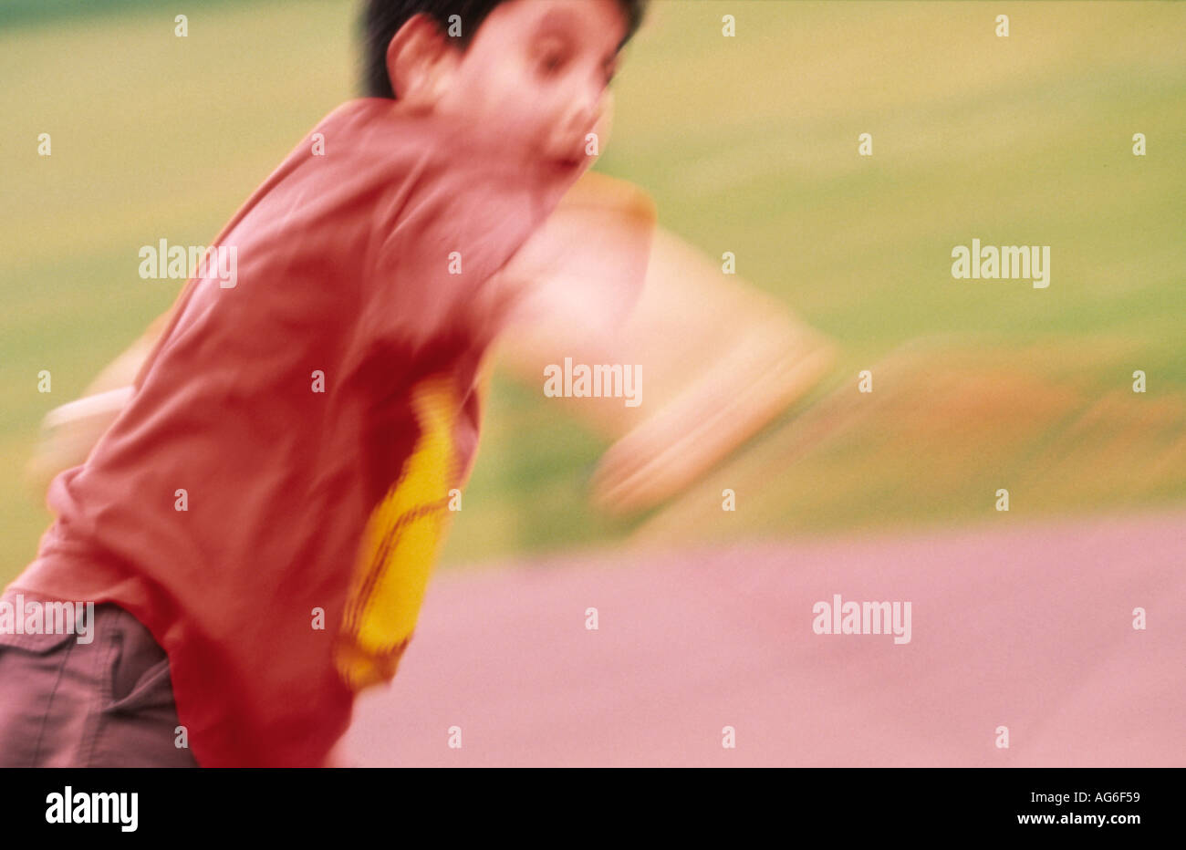 Ragazzo di dieci anni gioca a tennis Foto Stock