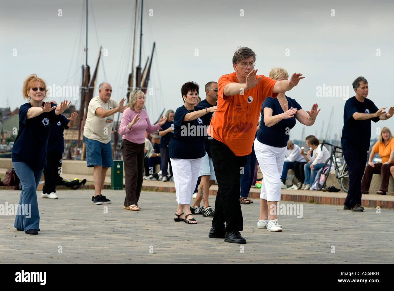 MALDON ESSEX antico porto di pescatori sul fiume Blackwater sulla costa orientale dell'Inghilterra di eseguire taoista di tai chi l'interno di AR Foto Stock