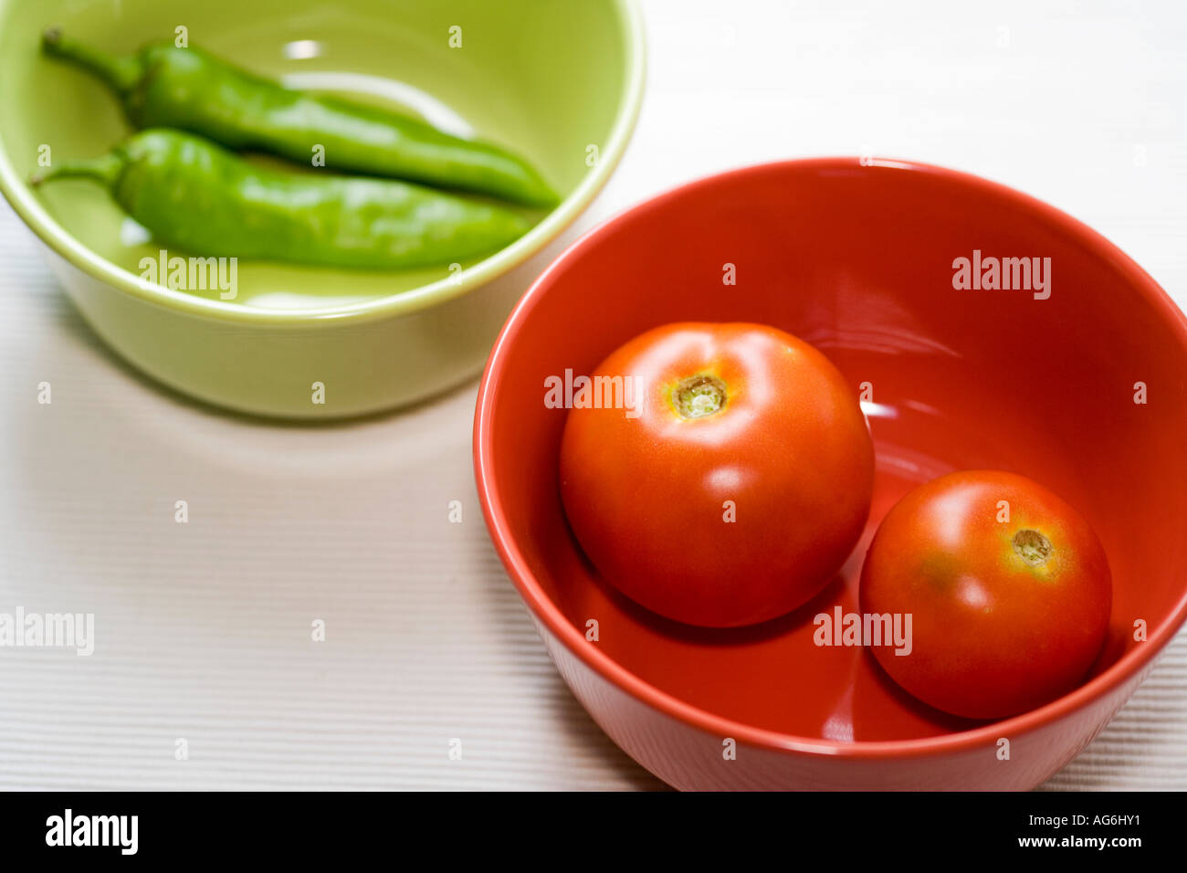 Recipiente rosso dei pomodori e il verde boul di peperoni verdi Foto Stock