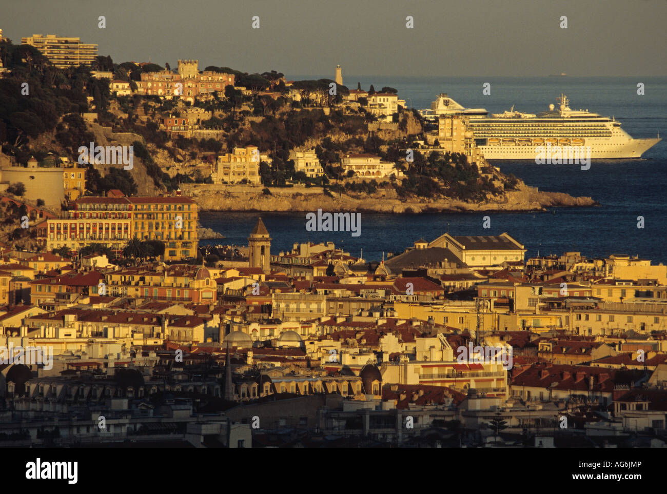 Battello da crociera di lasciare la città di Nizza per la Corsica Alpes-Maritimes 06 French Riviera Cote d Azur PACA FRANCIA Foto Stock