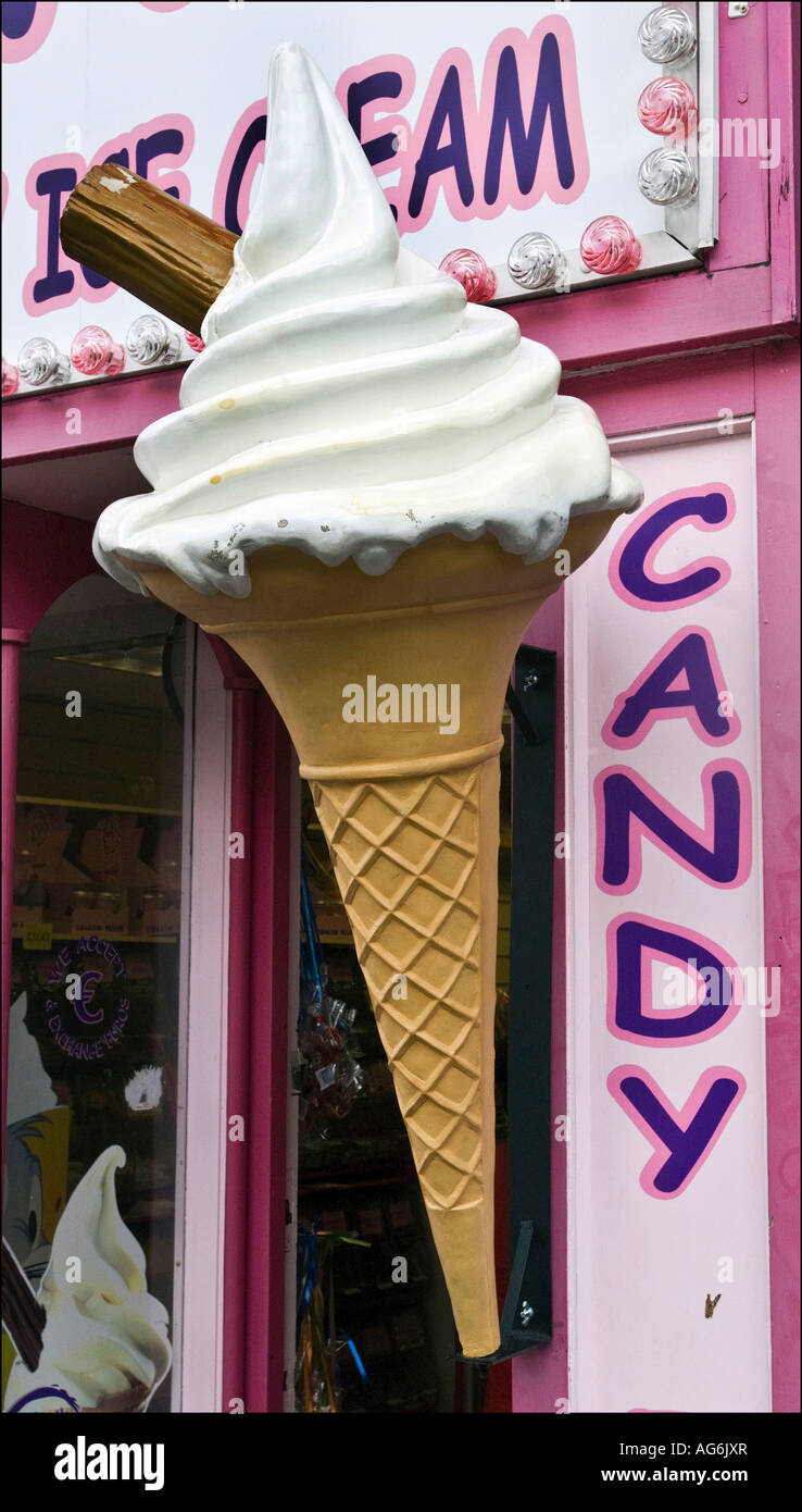 Un mostro cono gelato 99 er pubblicità gustosi gelati e caramelle da un negozio porta Foto Stock